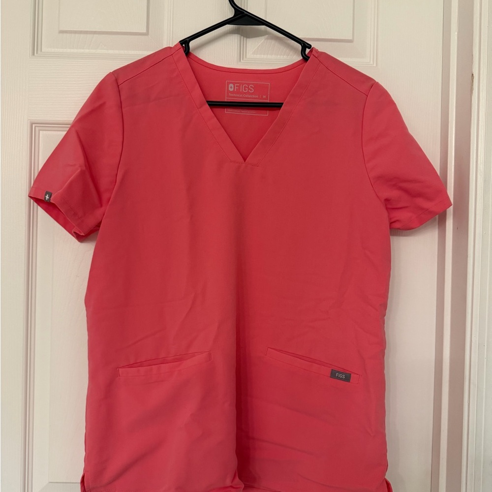 Figs Women's Coral 3 pocket scrub top